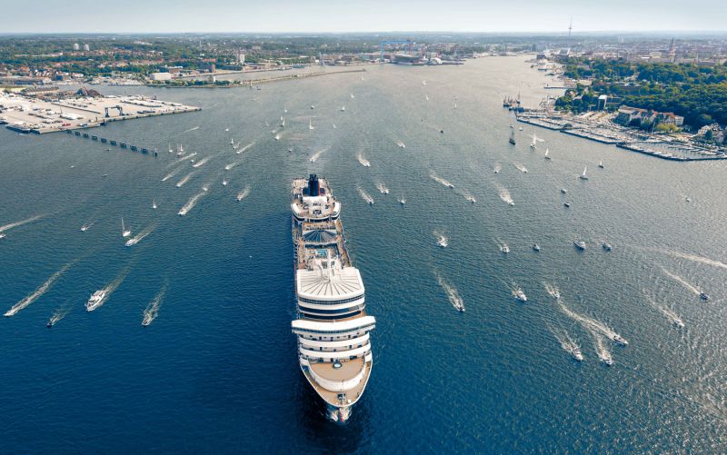 Luftblick auf Schiffe im Kieler Hafen