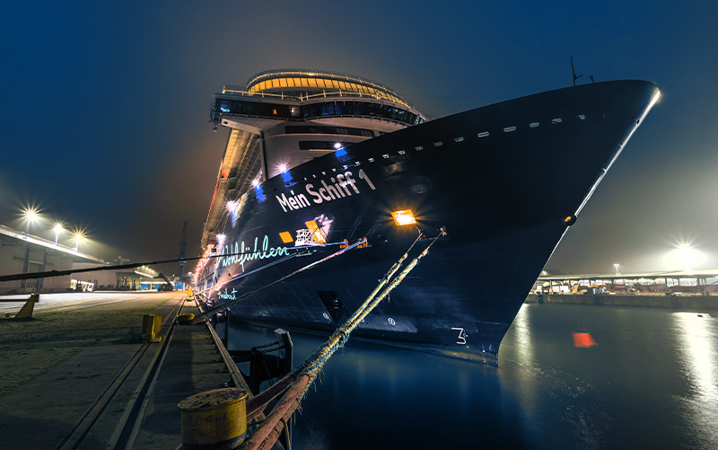 Kreuzfahrtschiff am Ostuferhafen bei Nacht